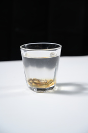 桌面上的杯子里的甘甜可口的三七茶