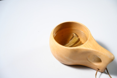 桌面上的杯子里的甘甜可口的三七茶