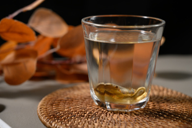 桌面上的杯子里的甘甜可口的三七茶