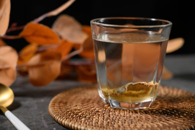 桌面上的杯子里的甘甜可口的三七茶