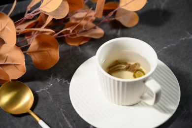 桌面上的杯子里的甘甜可口的三七茶