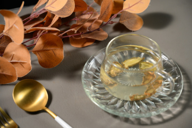 桌面上的杯子里的甘甜可口的三七茶