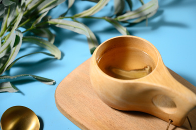 桌面上的杯子里的甘甜可口的三七茶