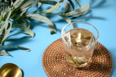 桌面上的杯子里的甘甜可口的三七茶