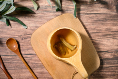 桌面上的杯子里的甘甜可口的三七茶