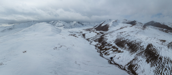 航拍中国青海德马高速旁的挝卓依垭口雪山