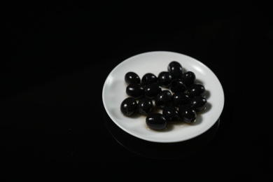 桌面上的盘子里的美味可口的黑橄榄