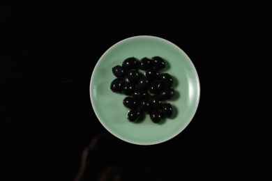 桌面上的盘子里的美味可口的黑橄榄