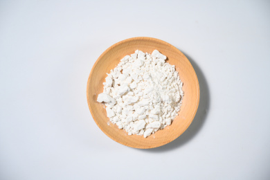 桌面上的盘子里的干爽的红薯淀粉