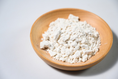 桌面上的盘子里的干爽的红薯淀粉