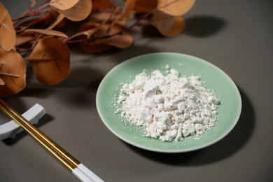 桌面上的盘子里的干爽的红薯淀粉