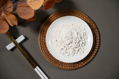桌面上的盘子里的干爽的红薯淀粉