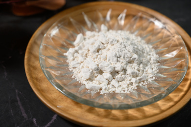 桌面上的盘子里的干爽的红薯淀粉