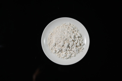 桌面上的盘子里的干爽的红薯淀粉