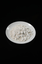 桌面上的盘子里的干爽的红薯淀粉