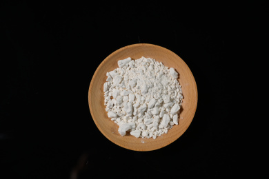 桌面上的盘子里的干爽的红薯淀粉