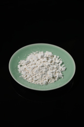桌面上的盘子里的干爽的红薯淀粉