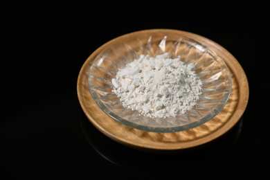 桌面上的盘子里的干爽的红薯淀粉