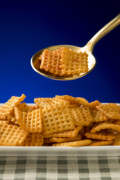 休闲零食小米锅巴摆放在桌面上特写