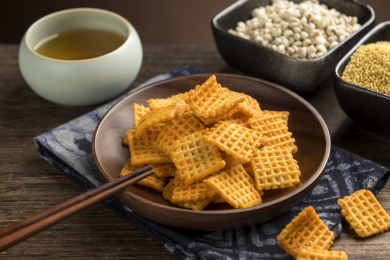 休闲零食小米锅巴摆放在桌面上特写