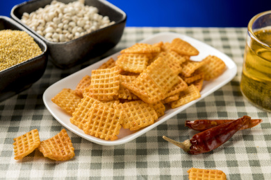 休闲零食小米锅巴摆放在桌面上特写