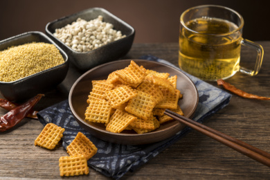 休闲零食小米锅巴摆放在桌面上特写