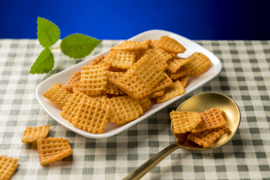 休闲零食小米锅巴摆放在桌面上特写