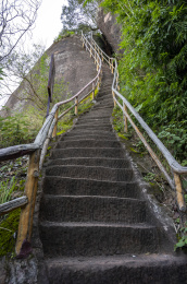 丹霞山垂直陡峭的登山台阶