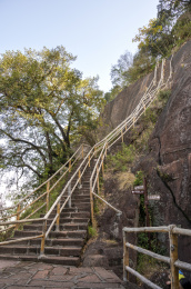 丹霞山陡峭笔直的登山石阶