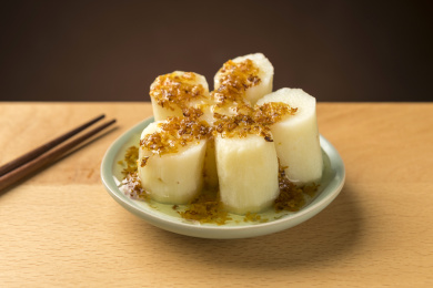 桂花山药摆放在桌面上特写