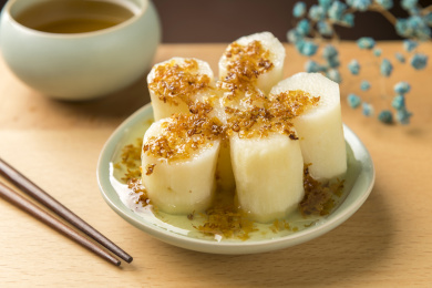 桂花山药摆放在桌面上特写