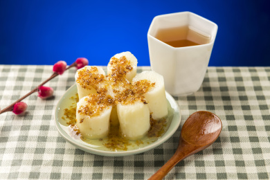桂花山药摆放在桌面上特写