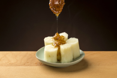 桂花山药摆放在桌面上特写