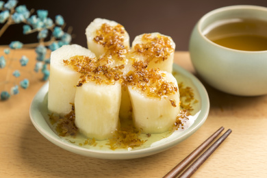 桂花山药摆放在桌面上特写