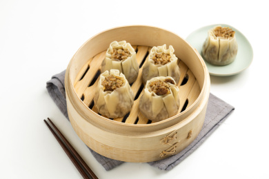 一蒸笼烧麦摆放在桌面上特写
