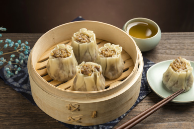 一蒸笼烧麦摆放在桌面上特写