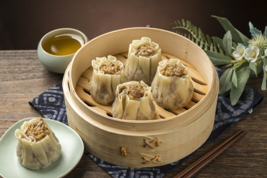 一蒸笼烧麦摆放在桌面上特写