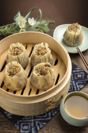 一蒸笼烧麦摆放在桌面上特写
