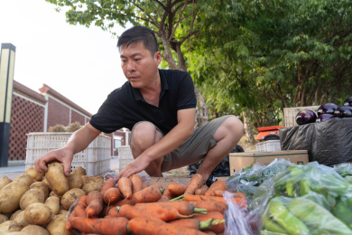 商贩在市场上卖菜