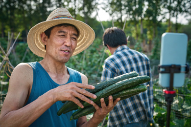 青年男人教农民在线直播销售农产品