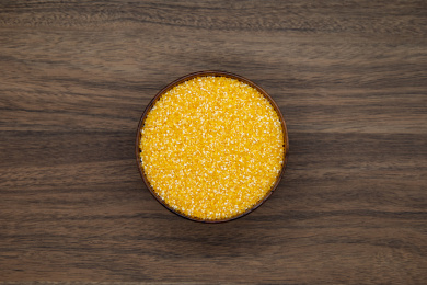 木桌背景农产品粗粮玉米碴子