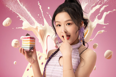 拿着蛋糕的快乐女人