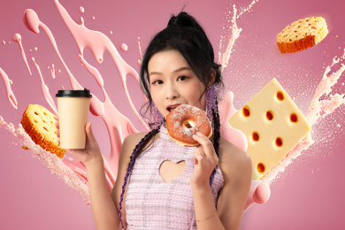 拿着奶茶的快乐女人