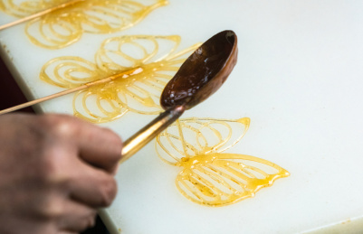 正在制作的中国传统民间手工艺糖画