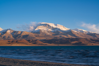 中国西藏阿里拉昂错和纳木那尼峰