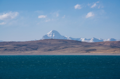 中国西藏阿里拉昂错和冈仁波齐同框