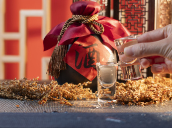 白酒倒酒粮食酒高粱酒