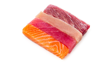 几条不同的肉类排列在一起