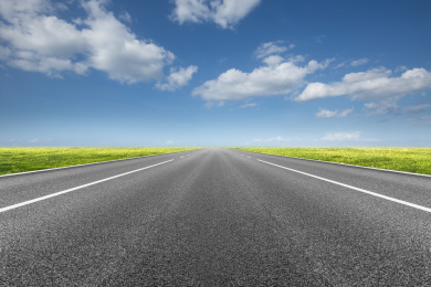 在空旷的路上开车