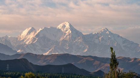 中国新疆s101省道旁的天山山脉风光